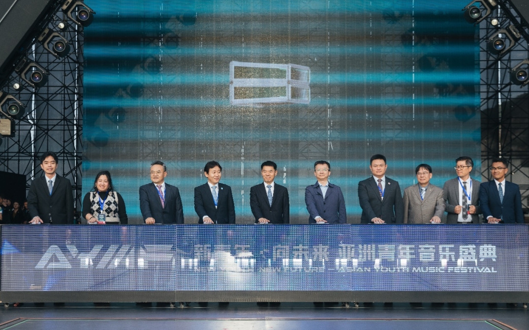 Guests launch the