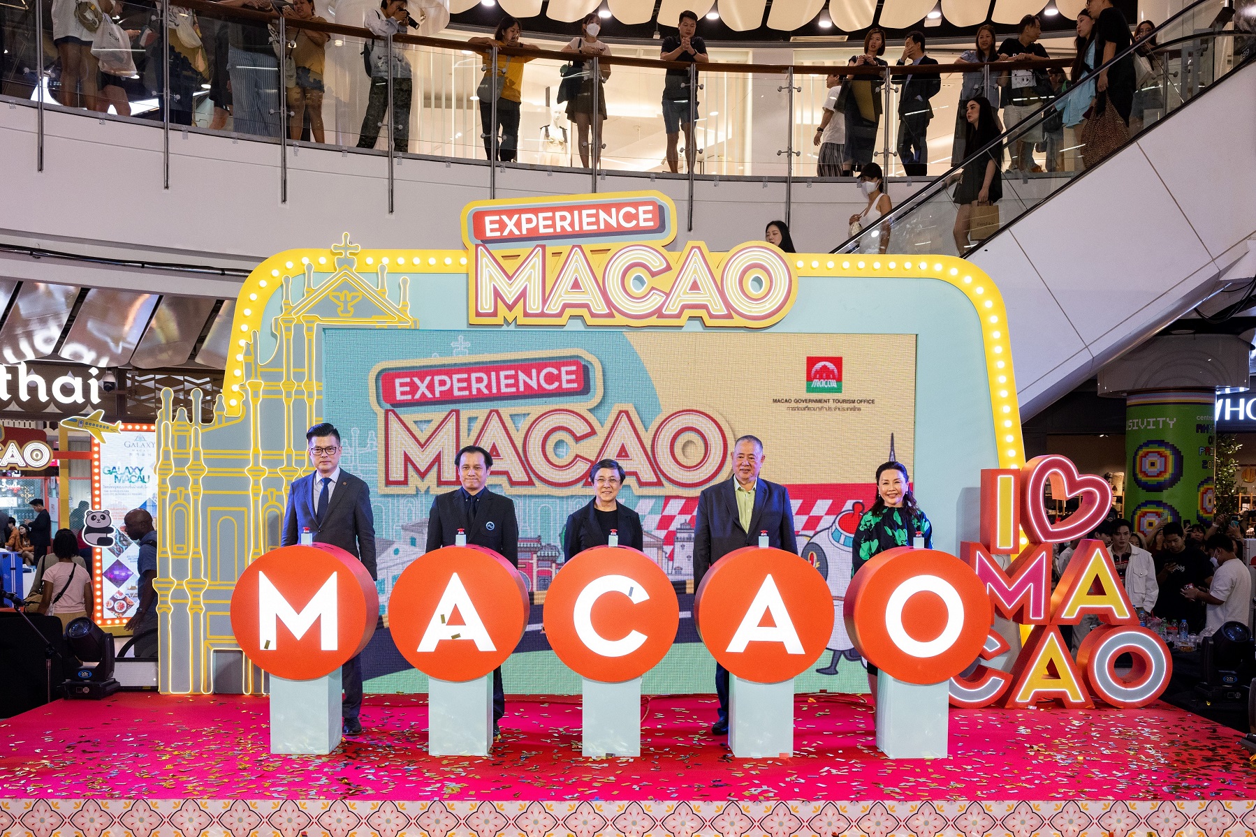 Ms. Maria Helena de Senna Fernandes, Director of Macao Government Tourism Office(center); Mr. Soros Tangkaaree, Chief of Asia 3 East Asia Market Division, Tourism Authority of Thailand (TAT) (two from left); Mr. Thanapol Cheewarattanaporn, Vice President of Thai Travel Agents Association (TTAA) (two from right); Mr. Sam Lei, Executive Director of Macao Trade and Investment Promotion Institute(first from left) and Ms. Uracha Jaktaranon, General Manager of Macao Government Tourism Office Marketing Representative Office in Thailand(first from right) joined the opening ceremony of the “Experience Macao Thailand Roadshow” on June 14.