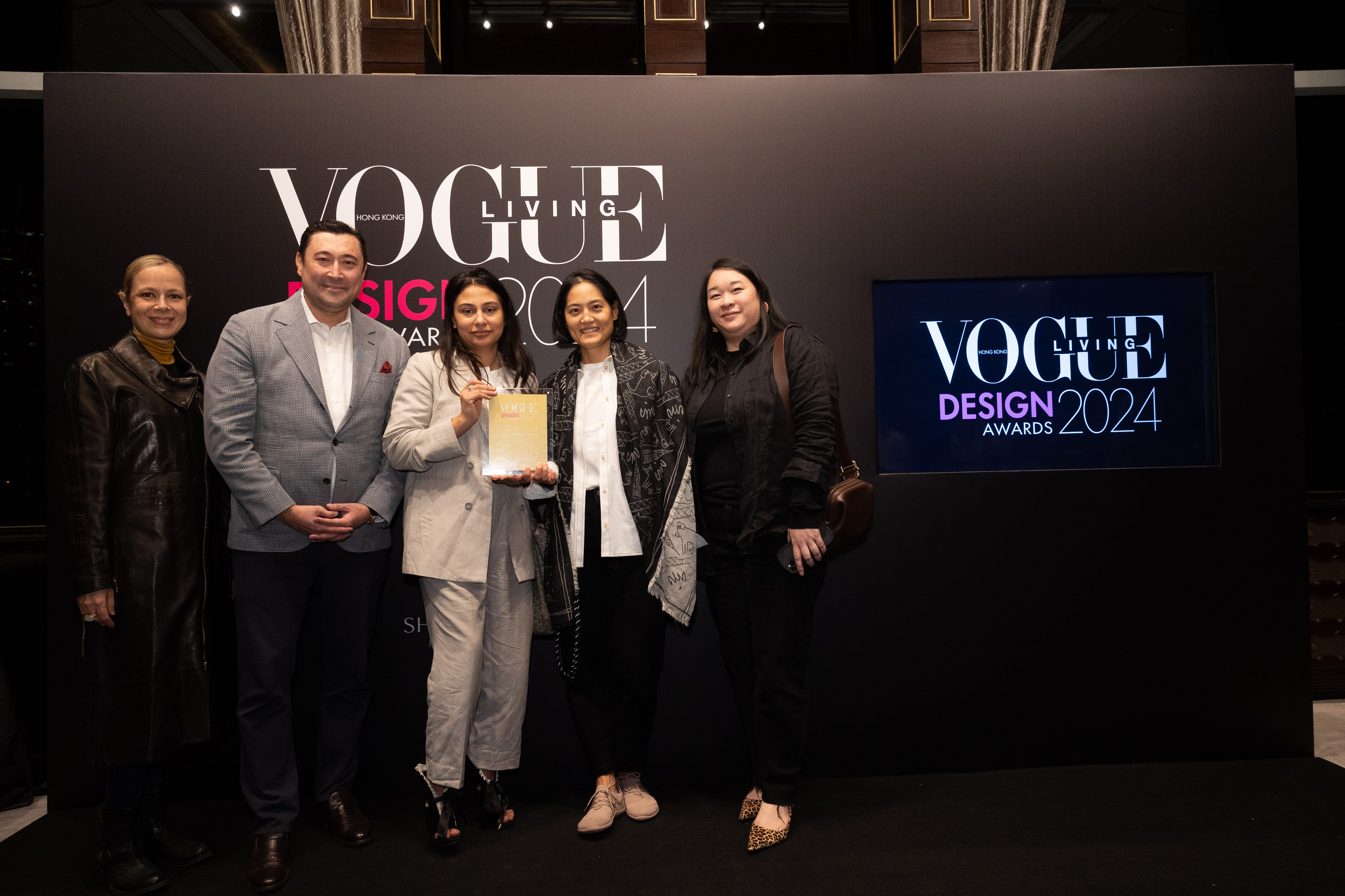 Interior design star Ms. Joyce Wang (second from the right) and the Joyce Wang Studio team, with Mr. Troy Hickox, Head of Hotels & Lifestyle Development of Galaxy Entertainment Group (second from the left) and Ms. Olivia Toth, Assistant Senior Vice President of Marketing Partnership of Galaxy Entertainment Group (first from the left), accepting the “Best New Hotel Bar Design” award at the