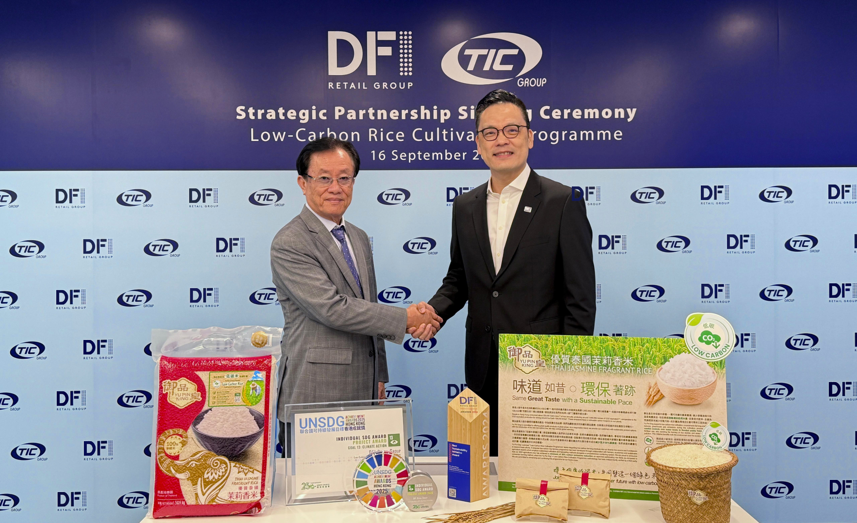 Curtis Liu, Chief Executive Officer, Food, at DFI Retail Group (Right) and Mr. Chaikun Tepkasetkul, President of Toumi Foods and Product Co., Ltd. (Left) attended the signing ceremony to announce the strategic partnership.