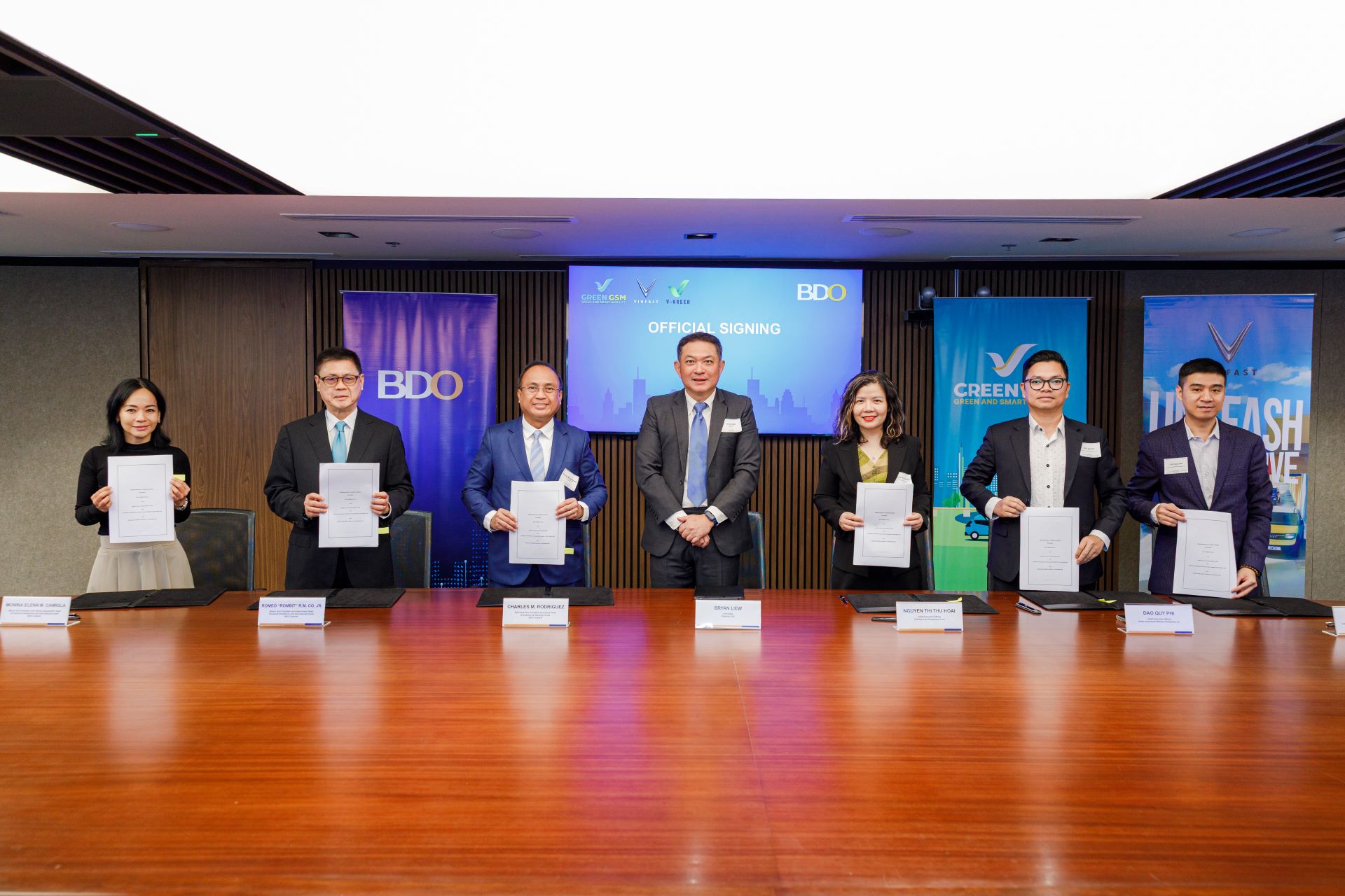 Representatives of VinFast, V-Green, Green GSM Philippines, and BDO Bank at the signing ceremony of the Memorandum of Understanding between the parties.