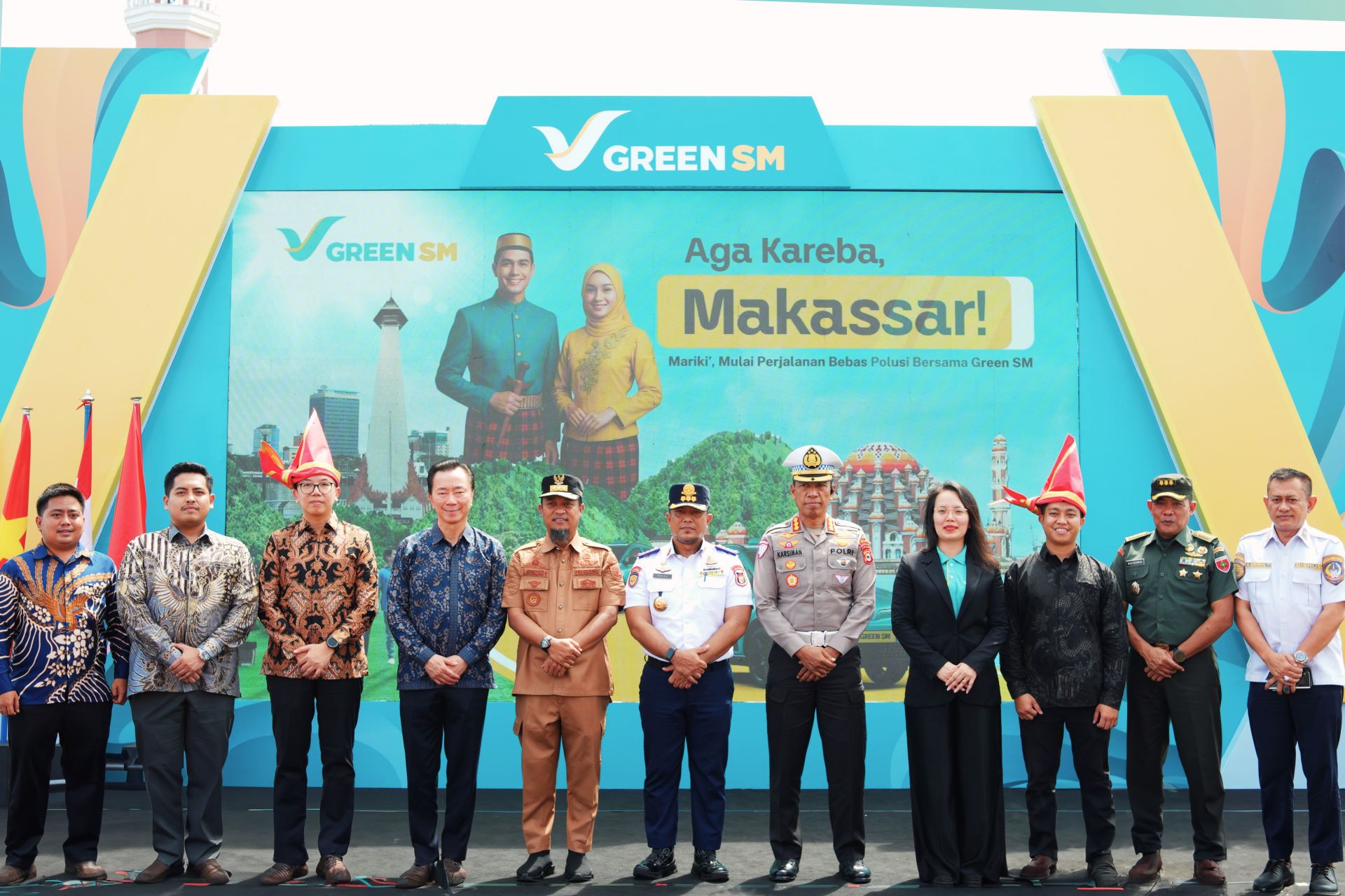 Deny Tjia, Managing Director of Green SM Indonesia (third from left), joined representatives of the South Sulawesi provincial government, Makassar city authorities, and invited partners at the grand opening ceremony.