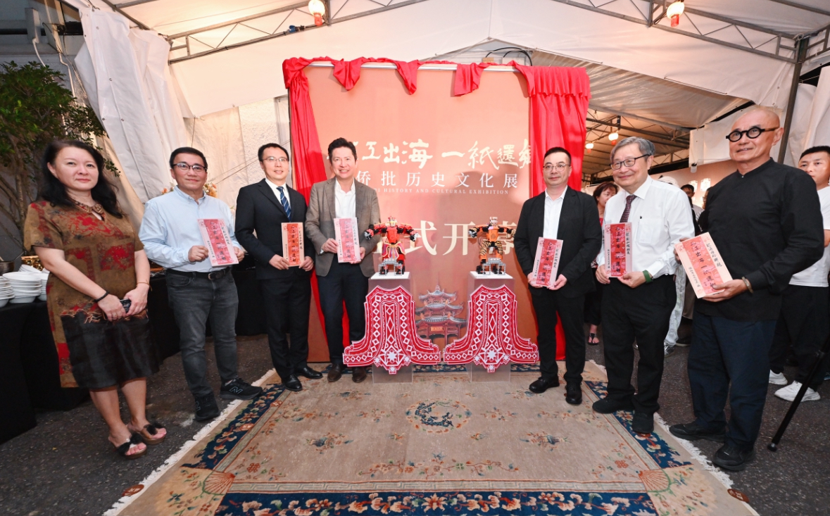 At the ceremony, a Shantou Yingge Dance robot presented Qiaopi to guests to mark the exhibition’s opening.