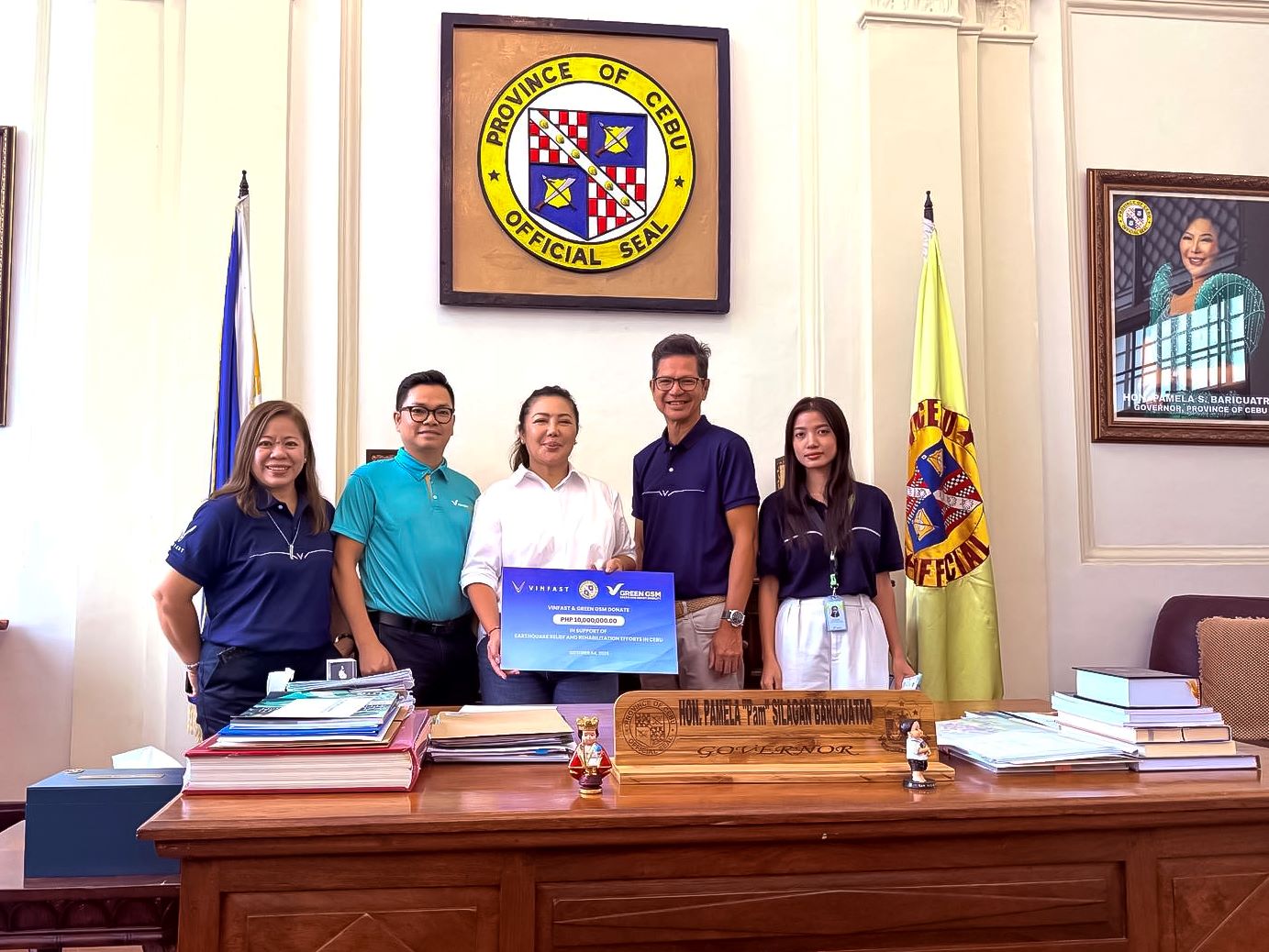 Ms. Pamela Baricuatro – Governor of Cebu Province (in white) receives a donation of 10 million pesos from representatives of VinFast and Green GSM on behalf of the local government.