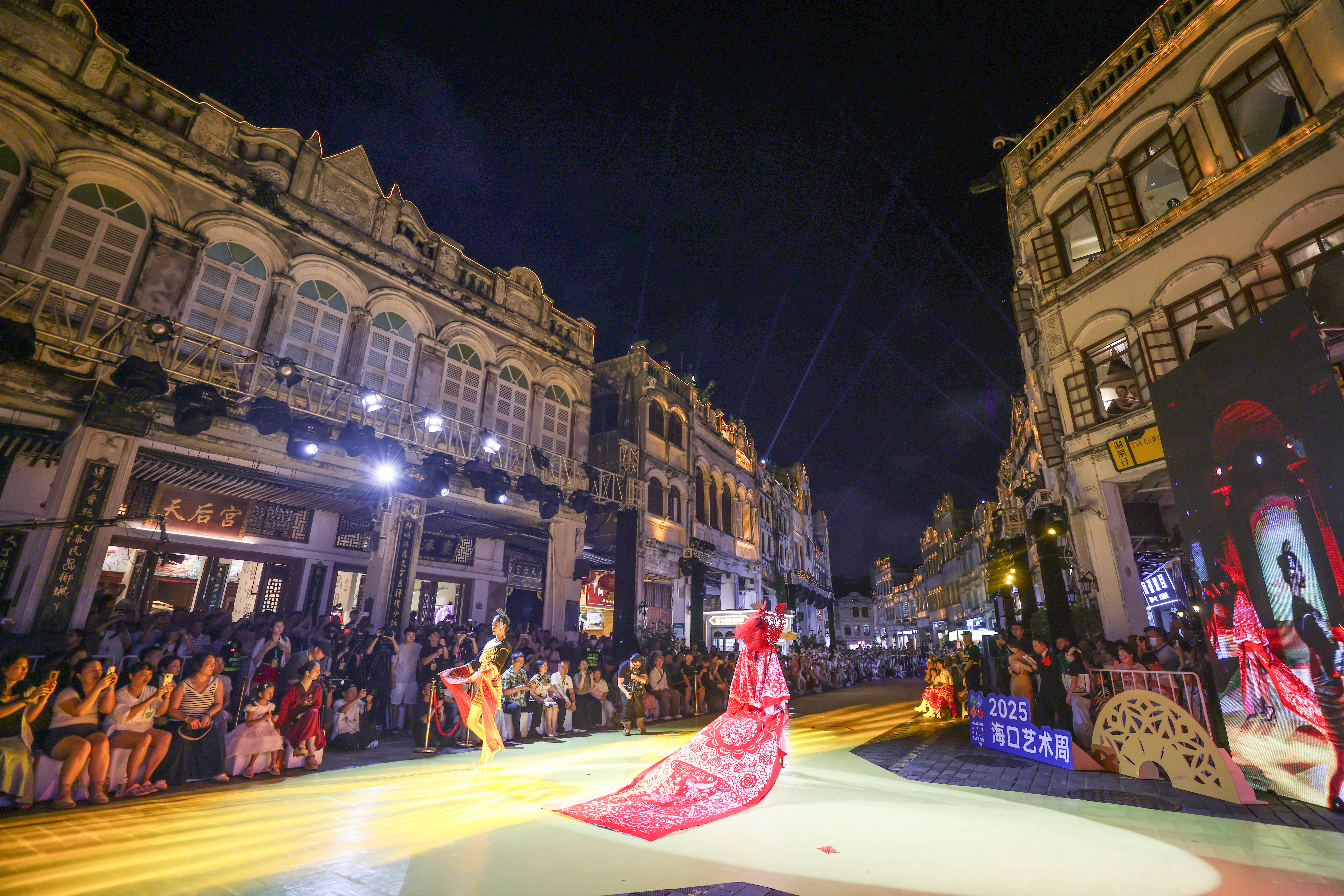 Caption: The 2025 Intangible Cultural Heritage Fashion Show, inspired by paper cutting, drew a large audience.(by ZhangLiyun)