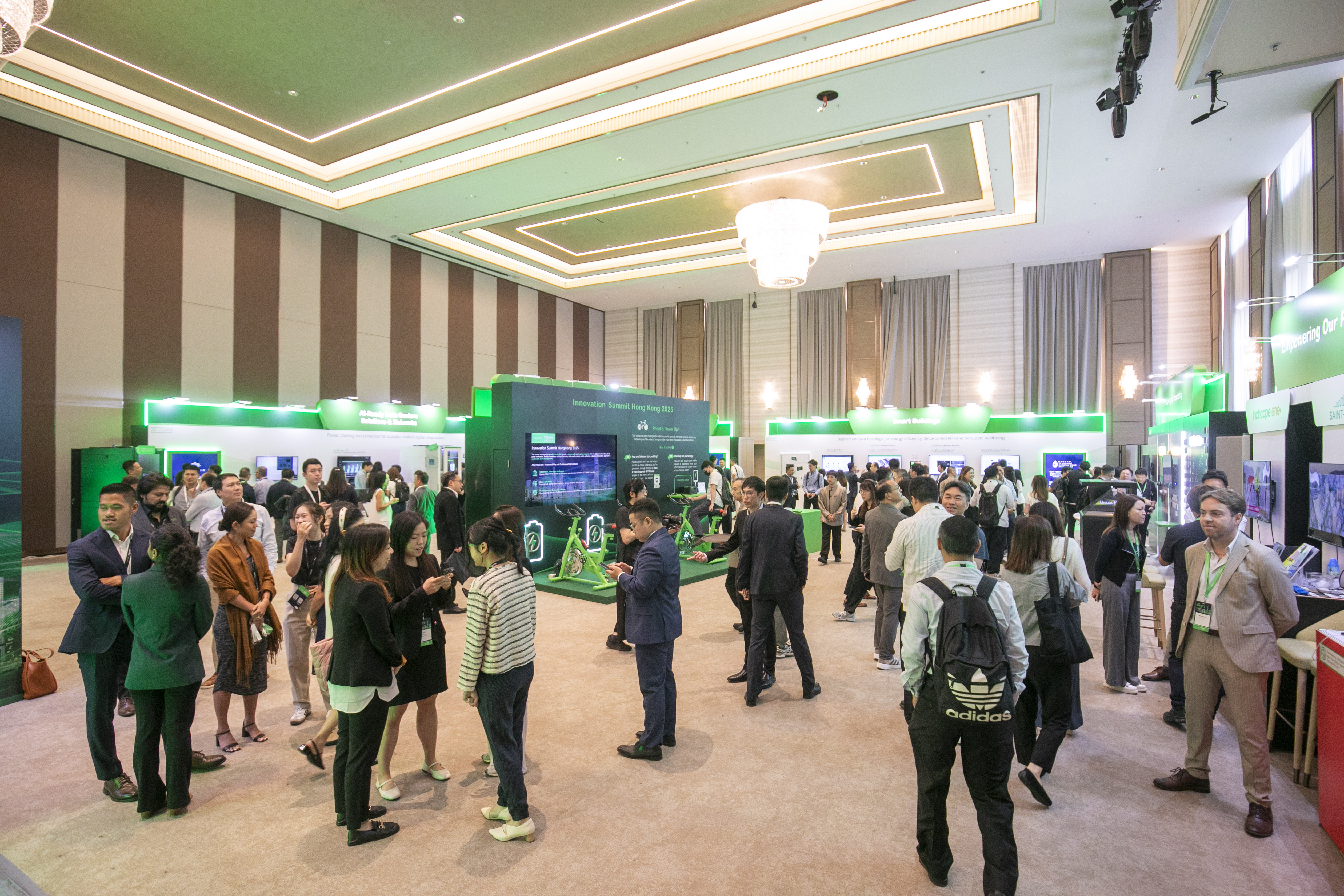 Schneider Electric showcases its latest solutions at the Innovation Hub in digitalization, electrification and automation.