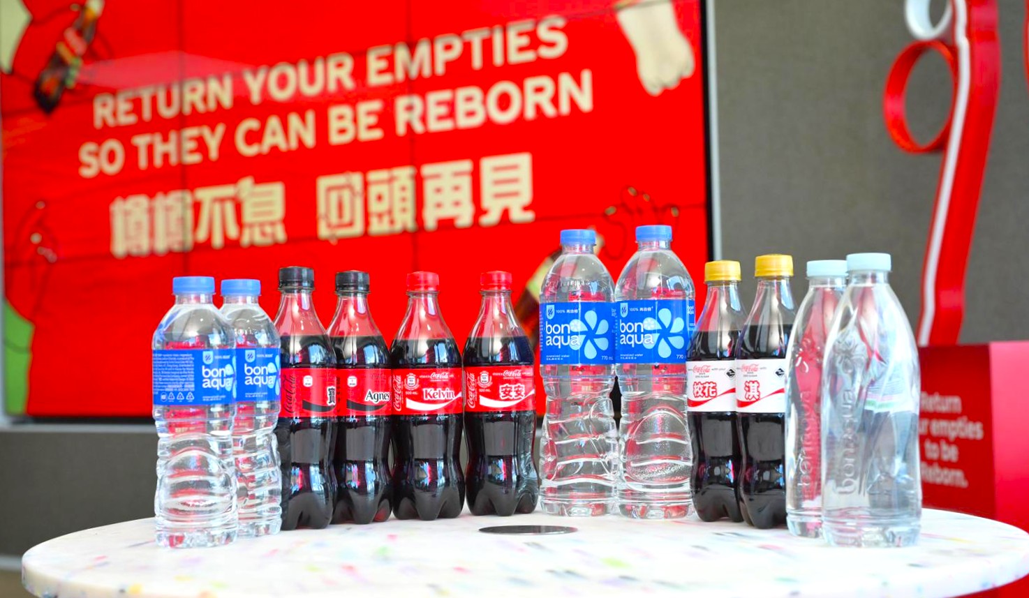 Leveraging its own facilities, Coca-Cola has become the first enterprise in Hong Kong to recycle plastic bottles into new ones. rPET bottles made from locally recycled plastics are used for new packaging at Coca-Cola’s production facility in Shatin.