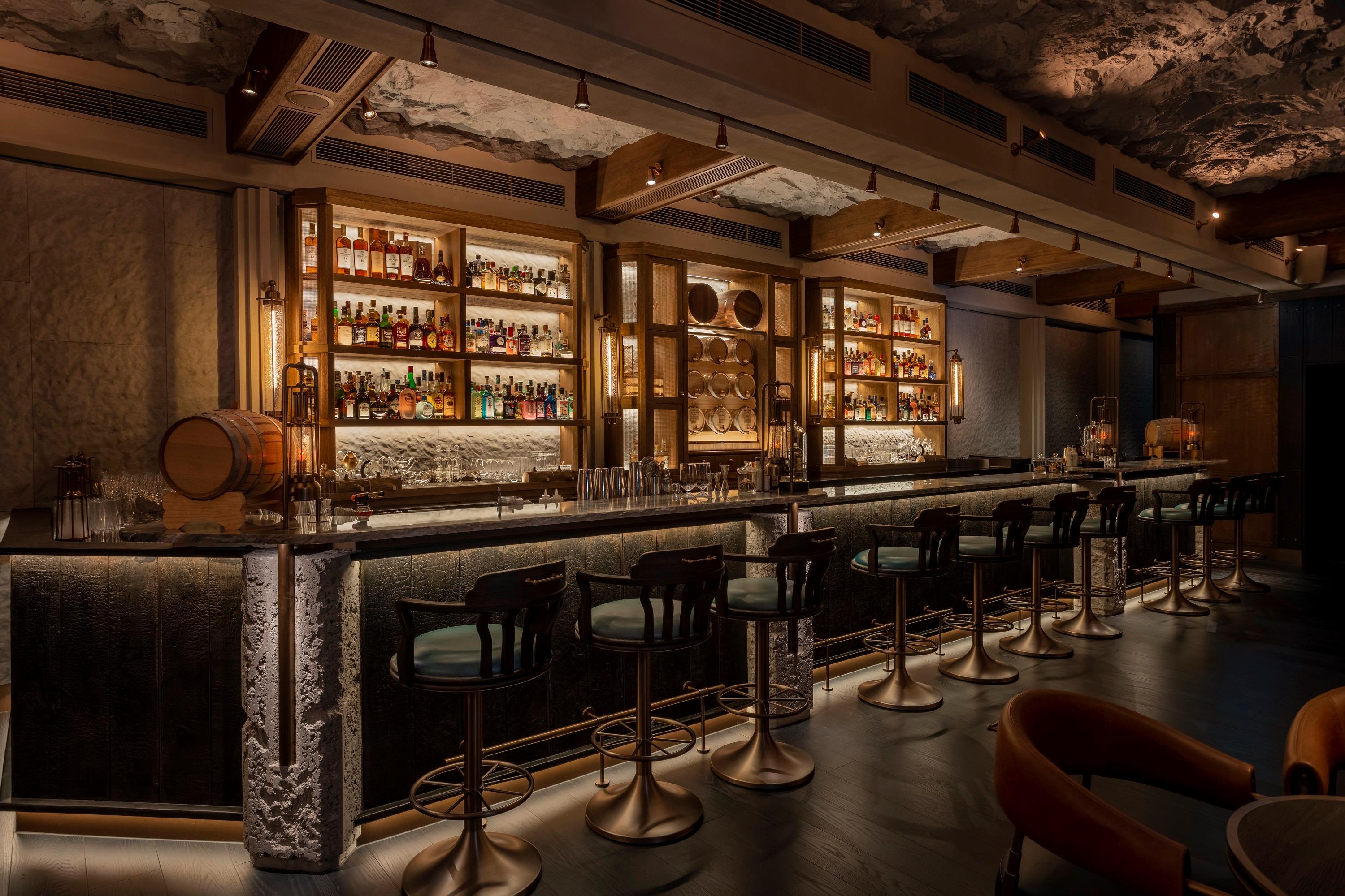 Iconic speakeasy Long Bar has been recognised as one of Asia-Pacific’s 100 Best Bars, carrying the legend of Long Bar into bold new territory with mixology and vinyl vintage rock music at Raffles at Galaxy Macau.