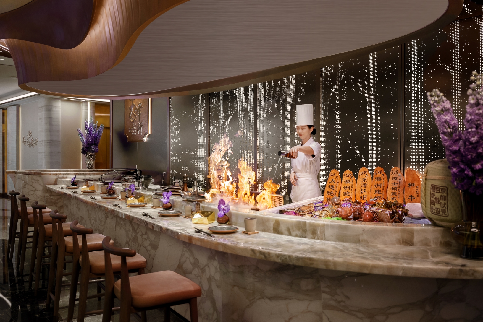 On one side of the entrance to Horizon Heen StarWorld stands the teppanyaki counter, celebrating the freshest ingredients live-cooked to perfection.