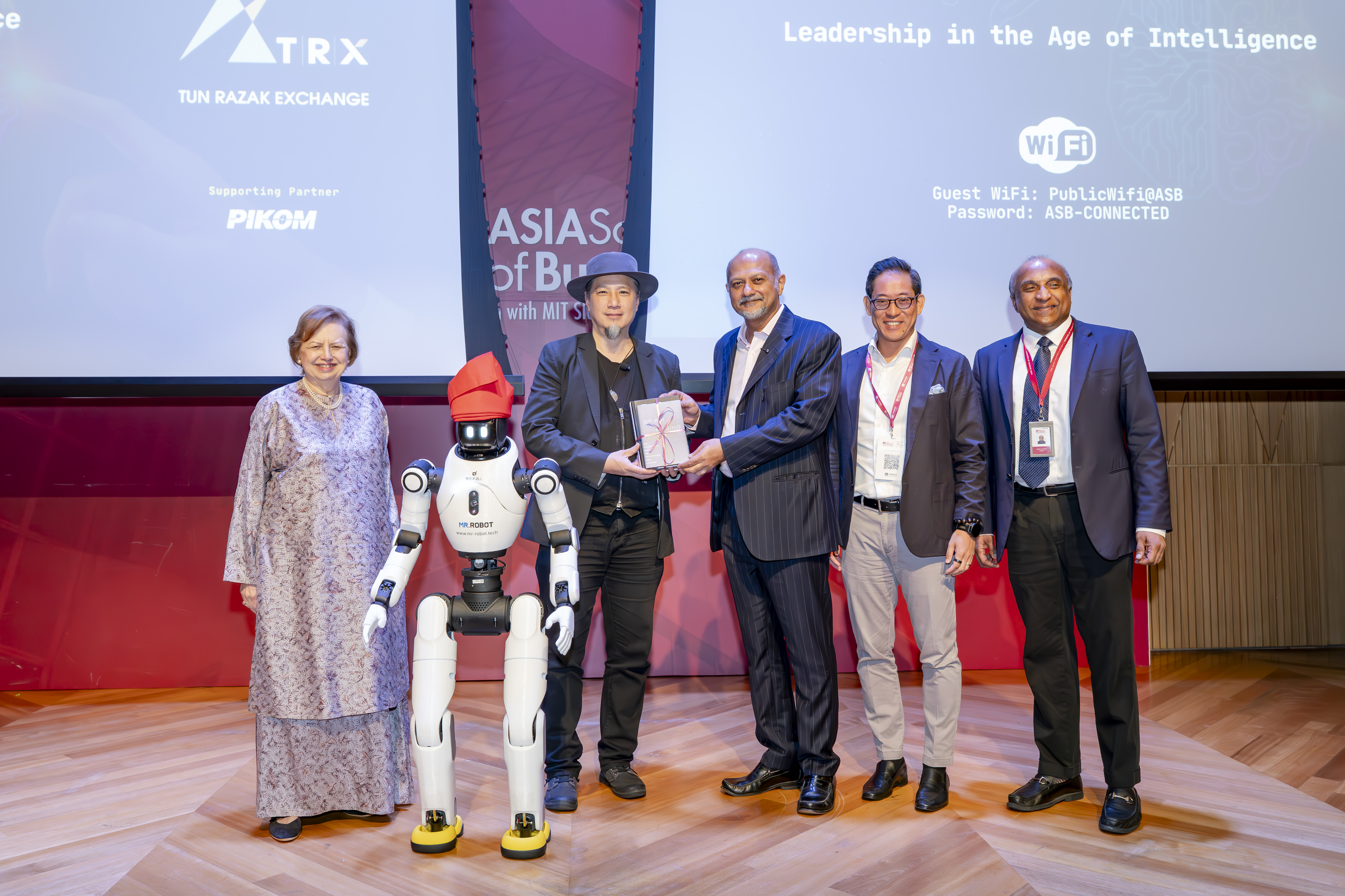 [L-R] Tan Sri Dr Zeti Akhtar Azi, former Bank Negara Malaysia governor; Professor De Kai, author of 