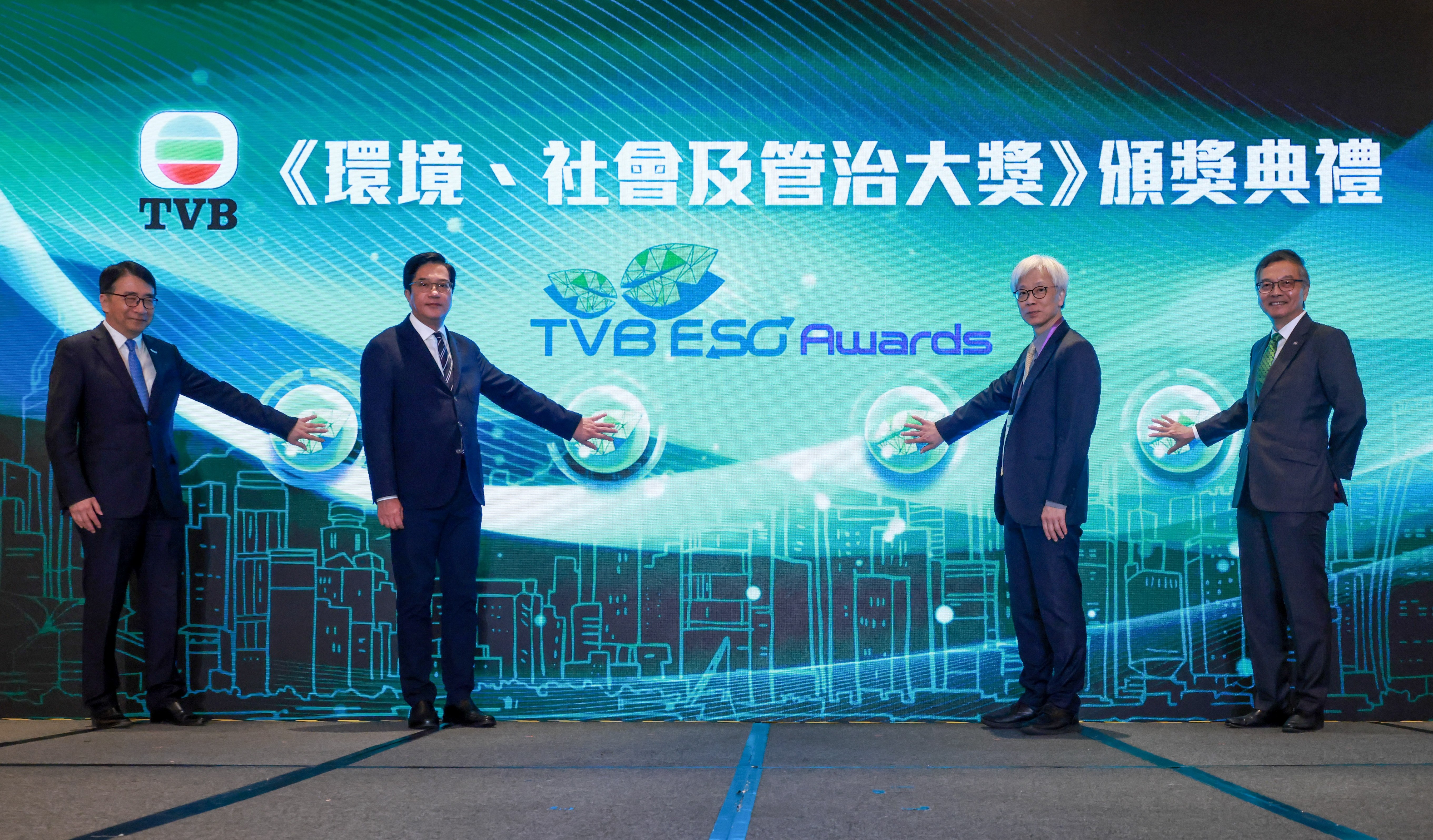 The ceremony was officiated by Mr. Michael WONG, GBS, JP, Deputy Financial Secretary (2nd left); Dr. LAM Ching-choi, GBS, JP, Non-official Member of the Executive Council & Chairman of the Council for Carbon Neutrality & Sustainable Development (1st right); Mr. SIU Sai Wo, General Manager (Business Operations), Television Broadcasts Limited (2nd right); and Dr. Lawrence CHEUNG Chi-chong, Chief Technology Officer, Hong Kong Productivity Council (1st left).