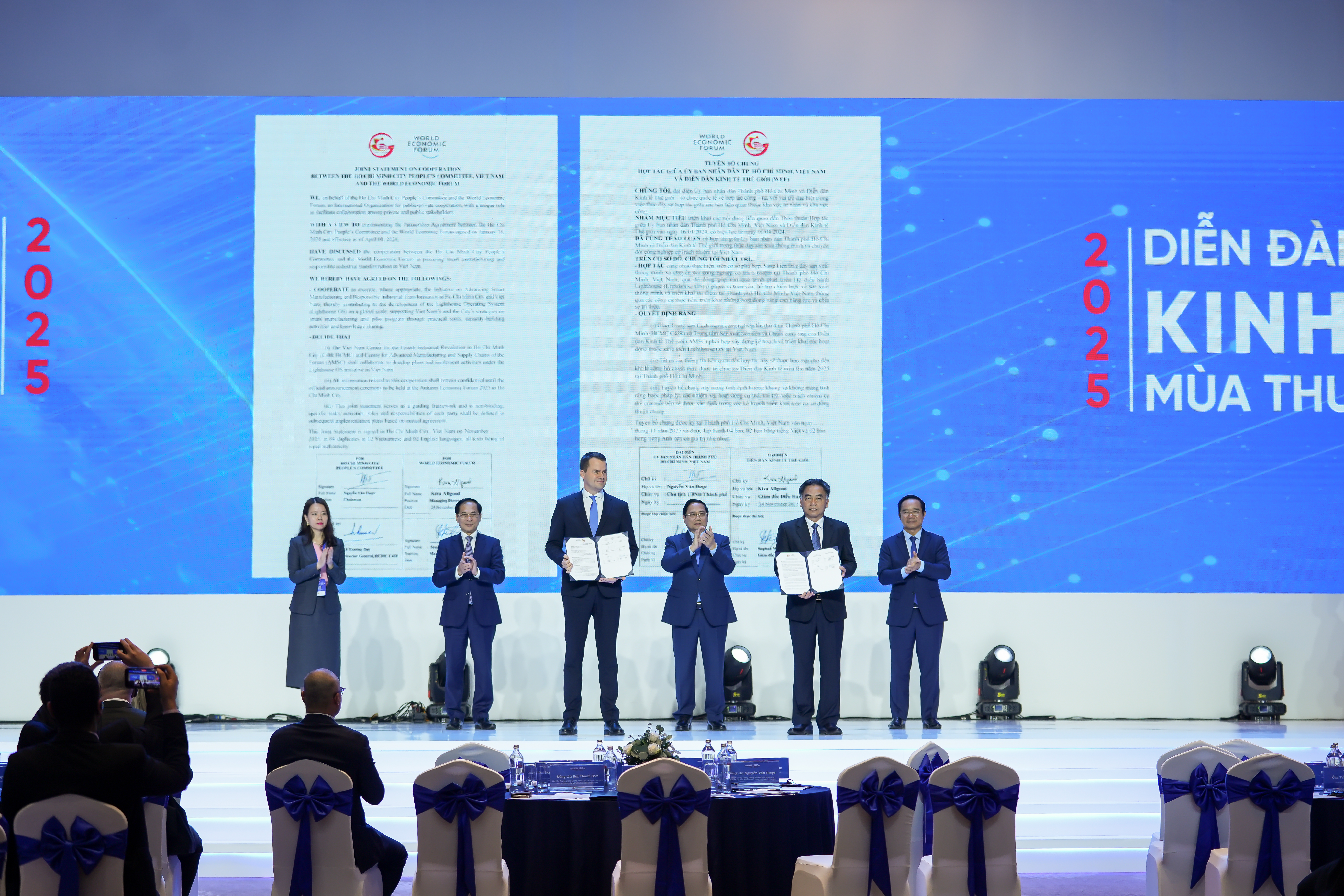 Vice Chairman of Ho Chi Minh City People’s Committee Nguyễn Lộc Hà and WEF Managing Director Stephan Mergenthaler presented the Joint Statement between Ho Chi Minh City and WEF in the presence of Prime Minister Phạm Minh Chính, Deputy Prime Minister Bùi Thanh Sơn, and leaders of Ministries and the City.