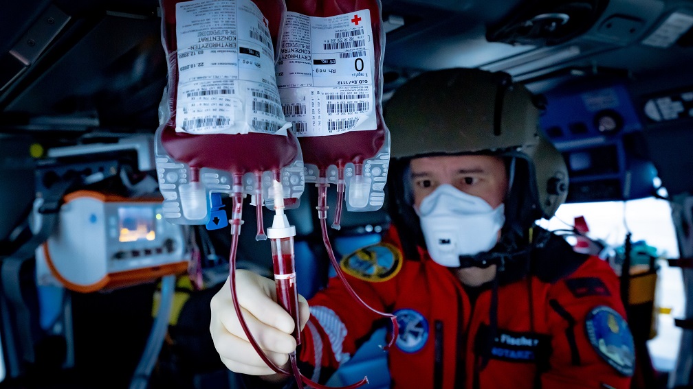 Blood on board: Immediate care for severe blood loss. / ADAC Luftrettung