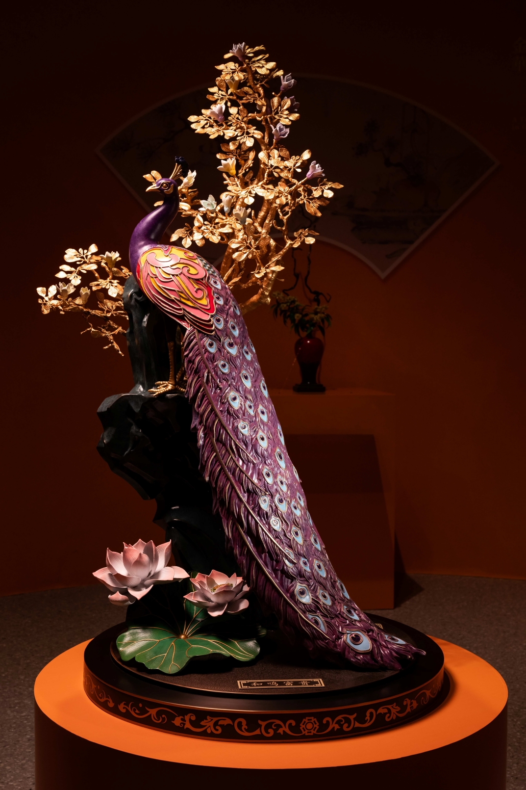 Master Zhu also holds a special fondness for the auspicious peacock. An exhibit is created exclusively for GalaxyArt, which is a peacock standing tall.
