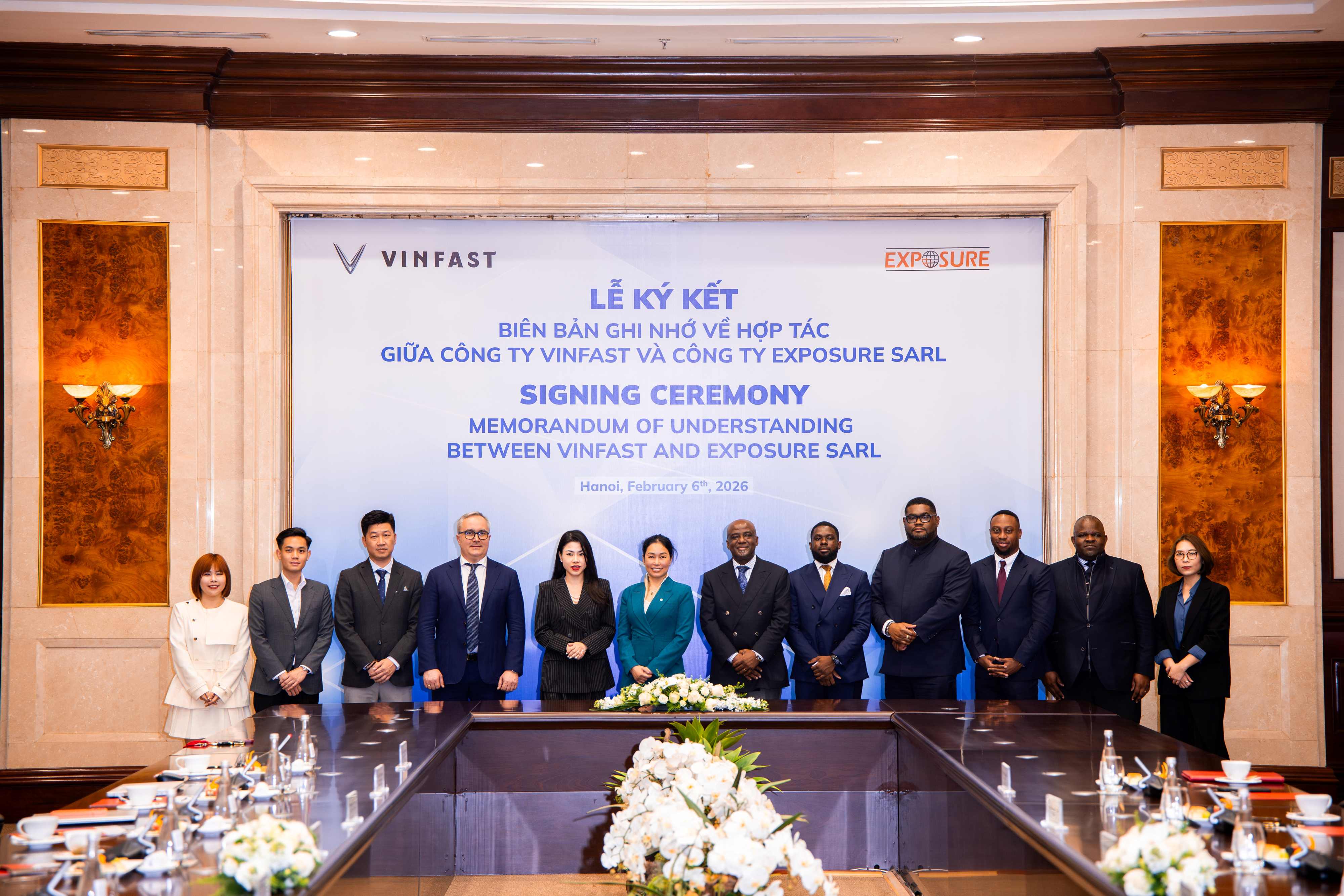 Ms. Le Thi Thu Thuy – Vice Chairwoman of Vingroup and Chairwoman of VinFast, and Mr. Fely Samuna Lukwaka – CEO of Exposure SARL, together with representatives of both parties at the signing ceremony.