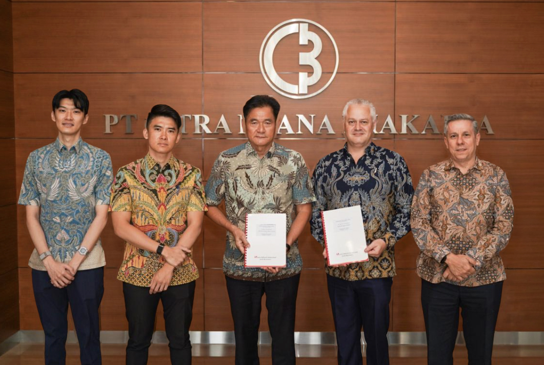 From left: Director of PT Dewi Citra Kencana and PT. Tritunas Sinar Benua - Mr Tommy Ho, Commissioner PT. Tritunas Sinar Benua - Mr Jimmi Ho, Owner of Māua Kapal Kecil by Swiss-Belhotel, and Villa Riahi by Swiss-Belhotel - Mr Hartono, Swiss-Belhotel International Executive Director and Senior Vice President of Information Technology, Ecommerce and Distribution - Mr Matthew Faull, Regional Director of Operations and Development for Indonesia - Mr Fabrice Mini.
