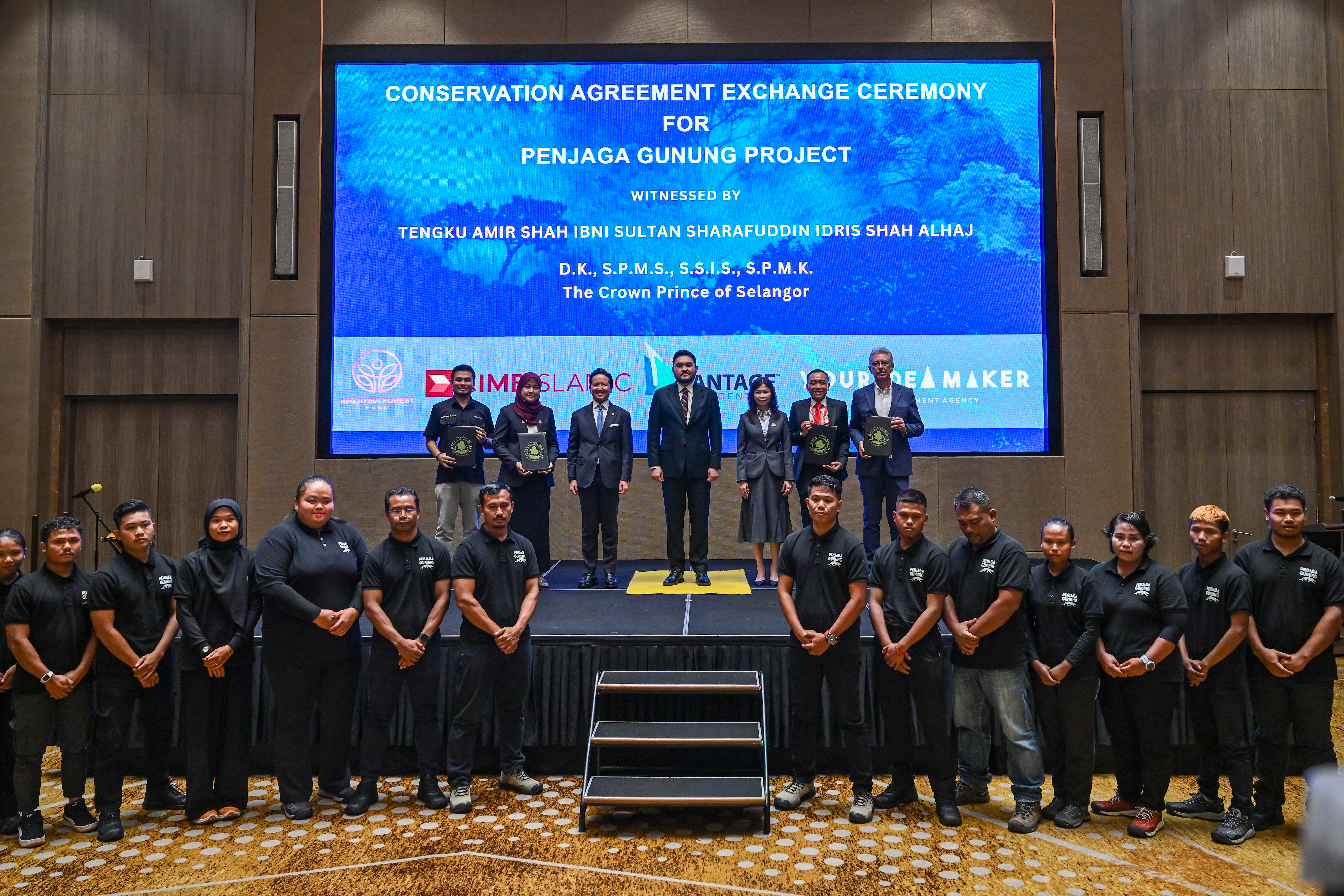 The Conservation Agreement Exchange Ceremony for the Penjaga Gunung Project was witnessed by His Highness Crown Prince of Selangor Tengku Amir Shah Ibni Sultan Sharafuddin Idris Shah Alhaj (middle) and YB Dato’ Sri Arthur Joseph Kurup, Minister of Natural Resources and Environmental Sustainability (third from the left). Fitri Abdullah, Country Managing Director, Malaysia was the representative of Vantage Data Centers (far right).
