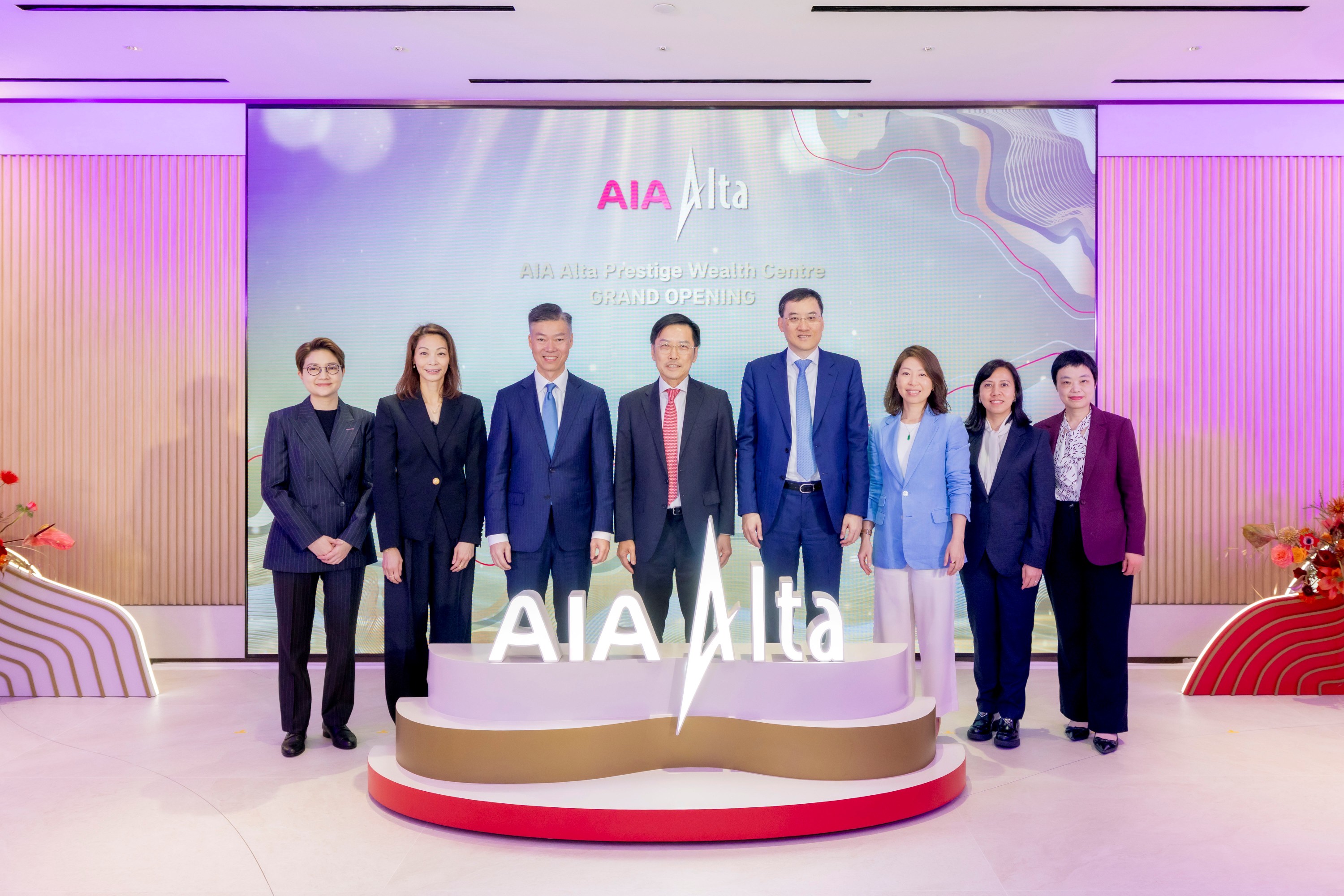 Mr Lee Yuan Siong, AIA Group Chief Executive and President (fourth from left); Mr Jacky Chan, AIA Regional Chief Executive and Group Chief Distribution Officer (fourth from right); Mr Alger Fung, Chief Executive Officer, AIA Hong Kong & Macau (third from left); Ms Alice Liang, Chief Proposition & Healthcare Officer, AIA Hong Kong & Macau (third from right); Ms Amy Chan, Chief Agency Officer, AIA Hong Kong & Macau (second from left); Ms Myra Lee, Chief Financial Officer, AIA Hong Kong & Macau (second from right); Ms Melissa Wong, Chief Customer & Marketing Officer, AIA Hong Kong & Macau (first from left); and Ms Carol Li, Chief Life Officer (first from right), AIA Hong Kong & Macau, celebrated the opening of the AIA Alta Prestige Wealth Centre.