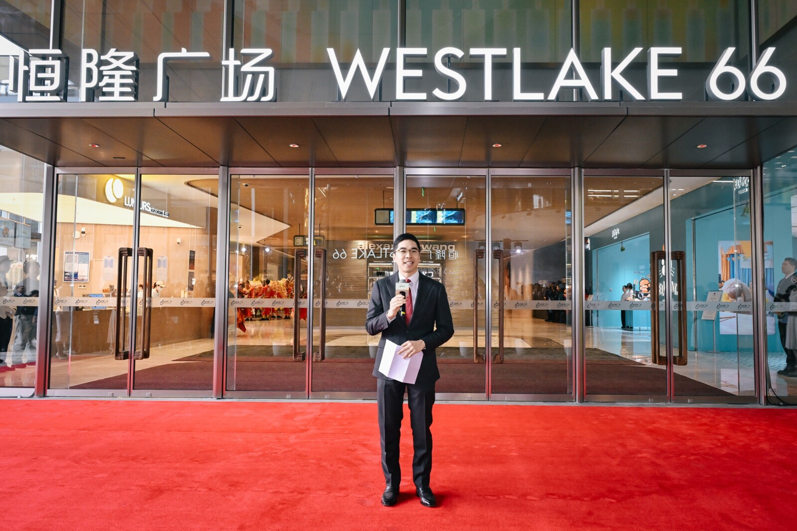 Mr. Adriel Chan, Chair of Hang Lung, delivers a speech at the opening ceremony of Westlake 66 in Hangzhou