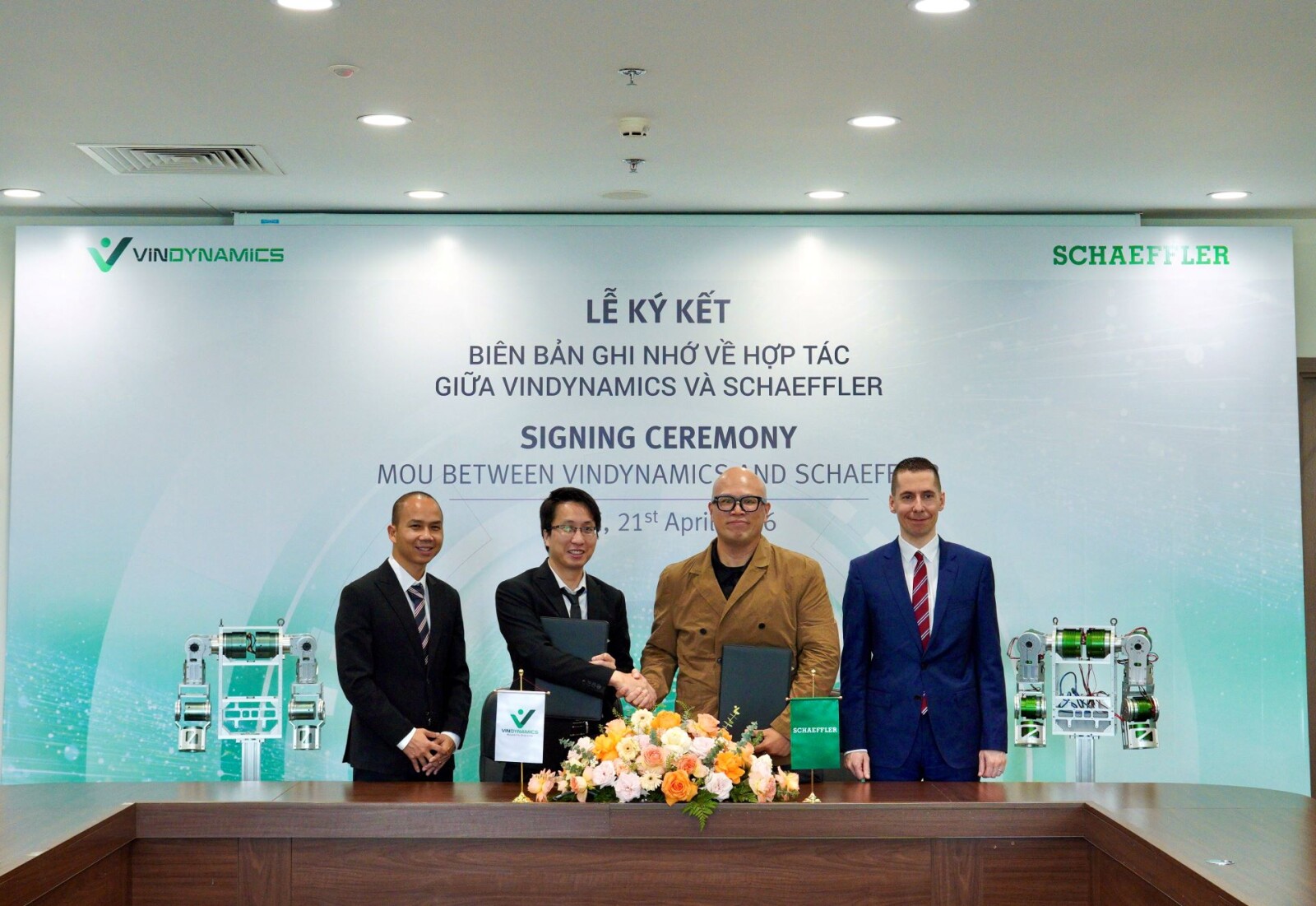 From left to right: Mr. Nguyen Quang Vinh – Chief Technology Officer, VinDynamics; Mr. Le Minh – Director of Hardware, VinDynamics; Prof. Han Boon Siew – Head of Humanoid Asia/Pacific, Schaeffler; Mr. Maximilian Fiedler – Regional CEO Asia/Pacific, Schaeffler, at the MOU signing ceremony between the two parties.